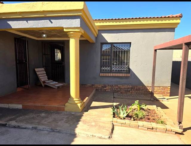 4 BEDROOM HOUSE FOR SALE IN PROTEA NORTH